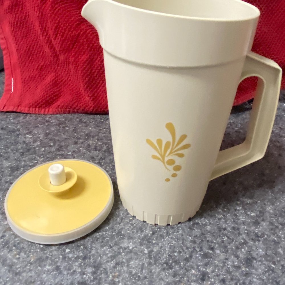 Tupperware 1qt. Pitcher - Picture 2 of 7